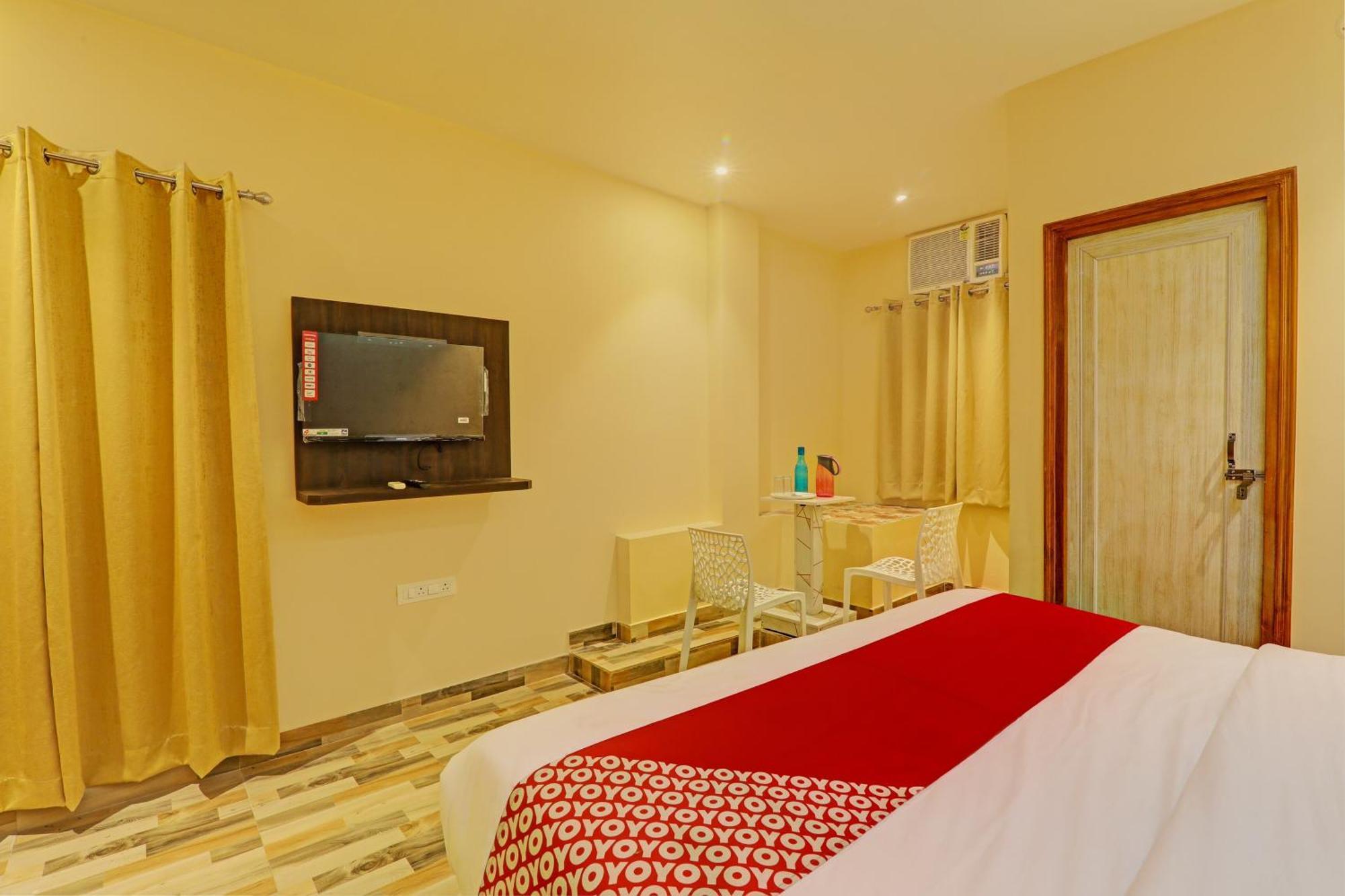 Hotel O Royal Regency Palace 戈勒克布尔 外观 照片