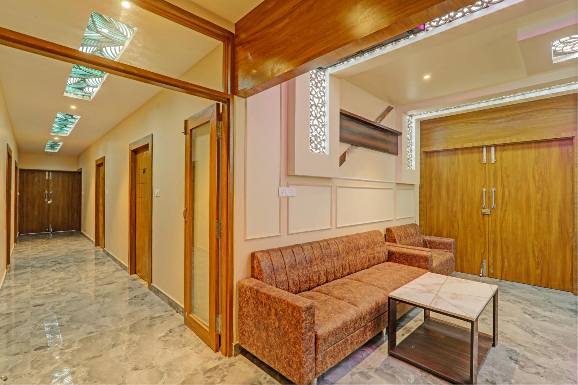 Hotel O Royal Regency Palace 戈勒克布尔 外观 照片